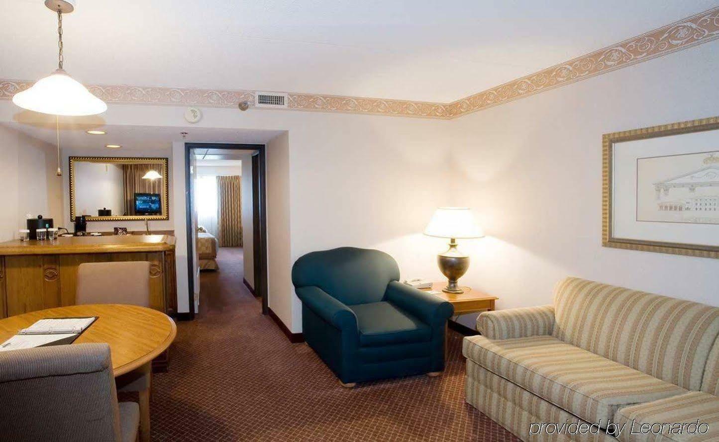 Embassy Suites By Hilton Chicago Schaumburg Woodfield Exterior photo